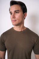 CAMISETA PIMA - GOLA CRUZADA DUPLA - VERDE OLIVA